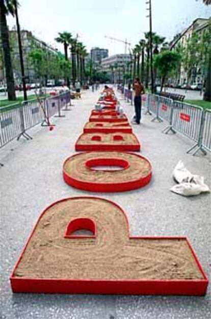 Montaje de la intervención urbana de Ghada Amer en la Rambla del Raval de Barcelona.