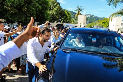 López Obrador es recibido por manifestantes durante su visita a Acapulco, en agosto.