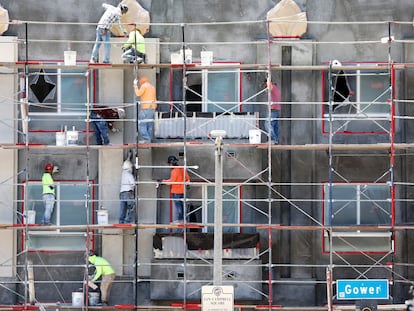 Trabajadores de la construcción en Los Ángeles, California. El 12 de julio de 2023.