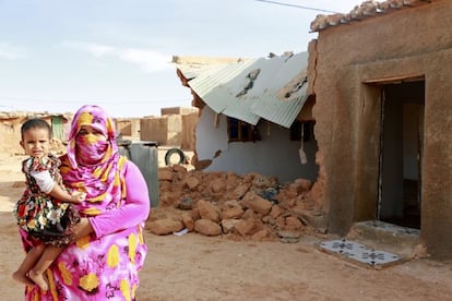 <span >04/11/2015- Baida y su hija a la puerta de su casa en el campo de refugiados saharaui de Auserd, destruida por las lluvias torrenciales que en octubre arrasaron el Sahara Occidental. Pasada la ciudad argelina de Tinduf, cientos de kilómetros de surcos arañan las arenas fangosas y achocolatadas del Sahara como feroces azotes del único látigo que teme el desierto, la lluvia torrencial. EFE/Javier Martín</span>