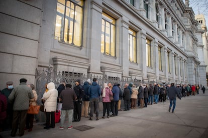 Colas en el Banco de España, para comprar letras del Tesoro, en enero pasado.