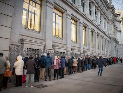 Colas en el Banco de España, para comprar letras del Tesoro, en enero pasado.