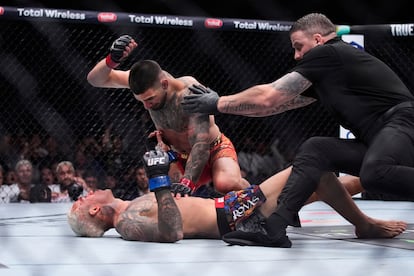 Ilia Topuria golpea al ya noqueado Charles Oliveira, el domingo, en Las Vegas.