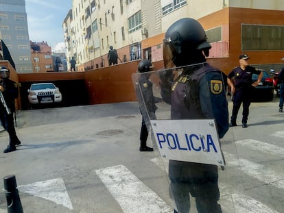 Policías en la barriada del Príncipe Alfonso en Ceuta el pasado 10 de octubre.