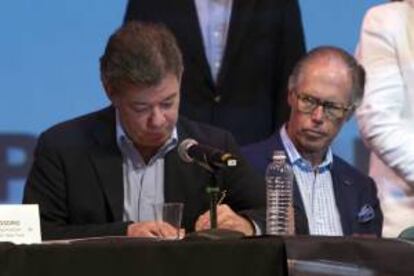 En la imagen, el presidente colombiano, Juan Manuel Santos (I). EFE/Archivo