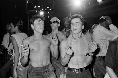 A?o 1979. Hombres bailando en la discoteca La main bleue en Pars.