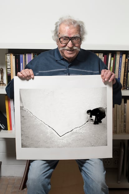 Ramón Masats posa con su fotografía 'Tomelloso, Ciudad Real, 1960' para El País Semanal, en noviembre de 2018.
