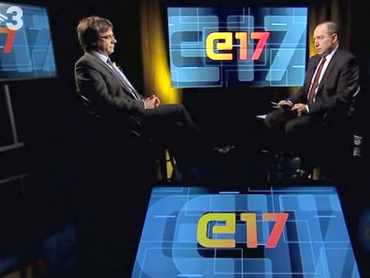 El director de TV-3, Vicent Sanch&iacute;s, entrevista a Carles Puigdemont.