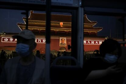 Un grupo de personas pasa ante el retrato de Mao Zedong en la plaza de Tiananmen en Pekín, este miércoles.