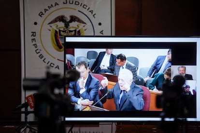 Transmisión de la audiencia del Álvaro Uribe, en el complejo judicial del Paloquemao, el 7 de julio de 2025.