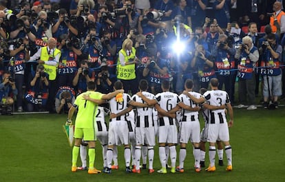 Los jugadores de la Juventus posan para la foto oficial durante el partido de la final de la UEFA Champions League.