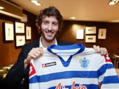 Granero con la camiseta del QPR.