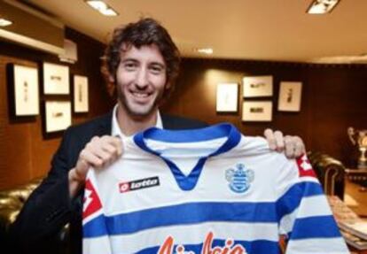 Granero con la camiseta del QPR.