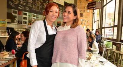 Leonor Espinosa y su hija Laura Hern&aacute;ndez, en el comedor de Misia, en Bogot&aacute;.