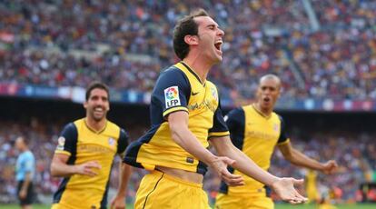 Godín celebra o seu gol ante Raúl García e Miranda.