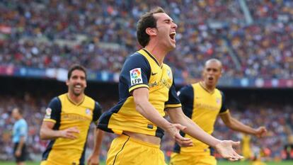 Godín celebra o seu gol ante Raúl García e Miranda.