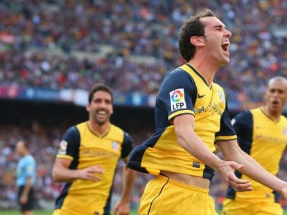 Godín celebra su gol ante Raúl García y Miranda.