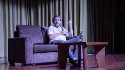 Sebastián Cordero presenta la obra en el Centro Cultural Ecuato Norteamericano de Guayaquil.