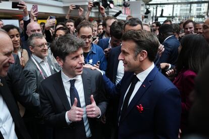 El CEO de OpenAI, Sam Altman, conversa con el presidente de Francia, Emmanuel Macron, en la cumbre sobre la IA celebrada en París.