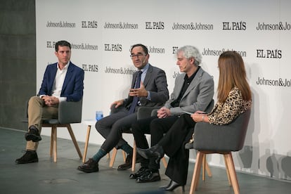 Desde la izquierda: Lander Madaria Marijuan, enfermero especialista en Salud Mental; Benedicto Crespo, director UGC del Hospital Universitario Virgen del Rocío y catedrático de Psiquiatría en la Universidad de Sevilla, y el doctor Luis Jiménez Treviño, presidente de la Sociedad Asturiana de Psiquiatría, conversan con Marta González Novo.