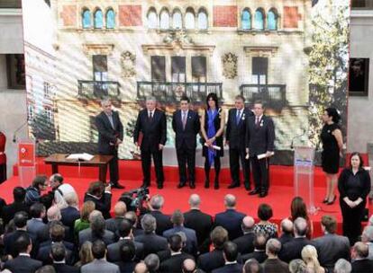 El <i>lehendakari</i> posó con los premiados tras la entrega de las distinciones. De izquierda a derecha, Alberto Aguirrezabal, quien recogió el premio en nombre de Bandrés; el embajador Jorge Zermeño, Patxi López, Edurne Pasaban, José María Aldekoa e Iñaki Gabilondo.