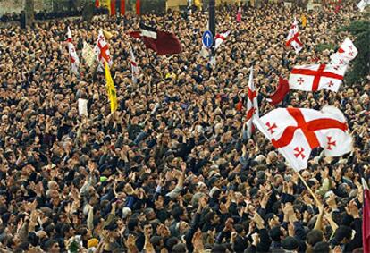 Miles de opositores salían a las calles de Tbilisi para celebrar la renuncia de Eduard Shevardnadze.