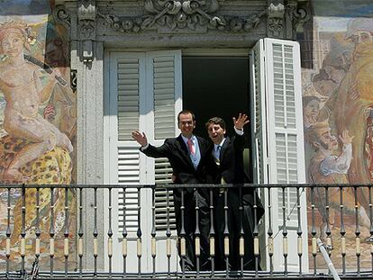 Los recién casados saludan desde el balcón de la Casa de la Panadería de Madrid.