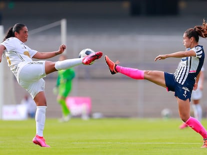 Marylin Díaz (izquierda) disputa el balón con Desirée Monsiváis, en un partido entre Pumas y Rayadas, en agosto.