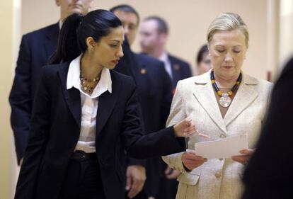 Huma Abedin (Izda.) repasa unas notas con la secretaria de Estado, Hillary Clinton, durante su reciente viaje a Zambia. 