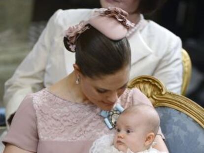 Estela de Suecia, en brazos de su madre, la princesa Victoria.