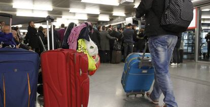 Equipajes y viajeros en la estación de tren de Atocha, en Madrid.