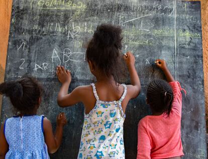 Tres niñas estudian en casa durante el cierre de las escuelas en Kigali, Ruanda.
