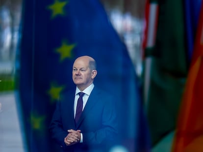 Olaf Scholz espera al presidente de Azerbaiyán, este martes, en la cancillería de Berlín.