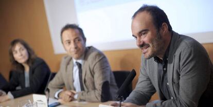 El director del Festival Internacional de Cine Documental de Navarra Punto de Vista, Oskar Alegría (d), durante la presentación hoy en Pamplona de su IX edición que se celebrará entre el 10 y el 15 de febrero de 2015.