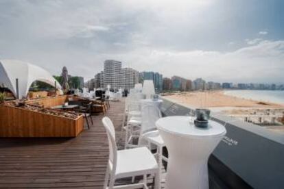 Azotea del hotel Abba Gijón, con vistas de la playa de San Lorenzo.