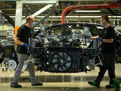 Operarios de Seat en la fábrica de Barcelona montan un Cupra Formentor, en una fotografía de archivo.