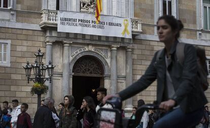 Pancarta en el palacio de la Generalitat, este martes.