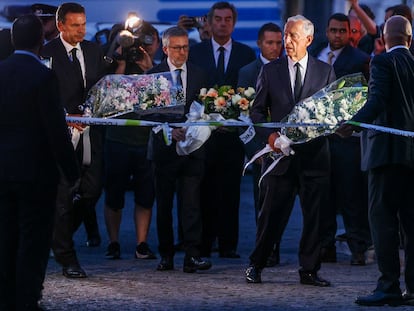 El presidente de Portugal, Marcelo Rebelo de Sousa (derecha), acompañado por el alcalde de Lisboa, Carlos Moedas, y el primer ministro Luís Montenegro acuden al lugar del siniestro para depositar flores en memoria de las víctimas.