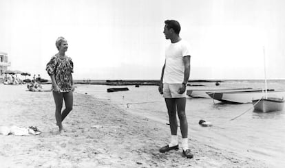 Paul Newman y su mujer Joanne Woodward en la playa de Famagusta, Chipre, en el rodaje de 'Éxodo' (1960). Paul sabe combinar con estilo pantalón corto y zapatos con calcetines.