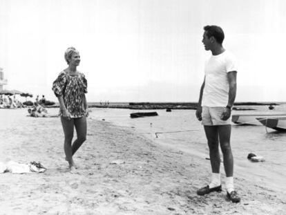 Paul Newman y su mujer Joanne Woodward en la playa de Famagusta, Chipre, en el rodaje de 'Éxodo' (1960). Paul sabe combinar con estilo pantalón corto y zapatos con calcetines.