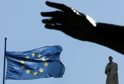 Bandera europea en la plaza de Campidoglio en Roma, Italia