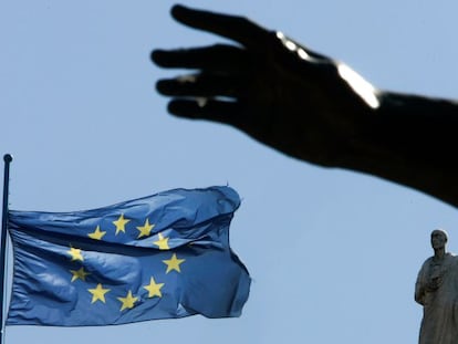 Bandera europea en la plaza de Campidoglio en Roma, Italia