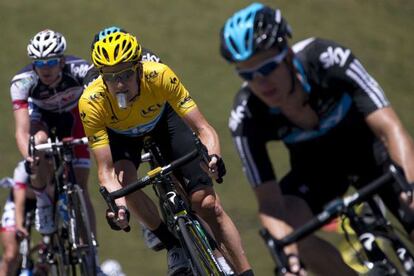 Wiggins, con Froome y Van den Broeck, en un descenso de la etapa de ayer