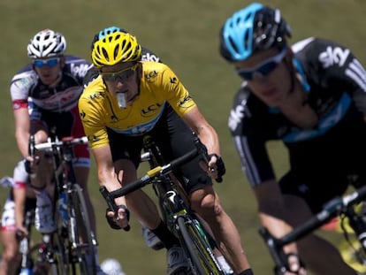 Wiggins, con Froome y Van den Broeck, en un descenso de la etapa de ayer