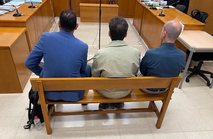 El exalcalde de Badalona (Barcelona) Rubén Guijarro junto a los otros dos acusados de un delito sobre la ordenación del territorio en el juicio celebrado este miércoles en la Audiencia de Barcelona
EUROPA PRESS
21/05/2025