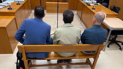 El exalcalde de Badalona (Barcelona) Rubén Guijarro junto a los otros dos acusados de un delito sobre la ordenación del territorio en el juicio celebrado este miércoles en la Audiencia de Barcelona
EUROPA PRESS
21/05/2025