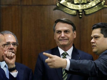 Bolsonaro ao lado de Alcolumbre, observados por Guedes e Onyx Lorenzoni no Senado.