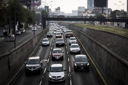 Automóviles circulan por el Viaducto de la Ciudad de México.