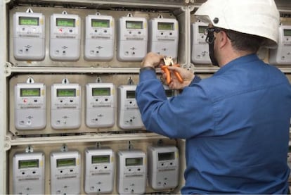 Un técnico instala varios contadores eléctricos.