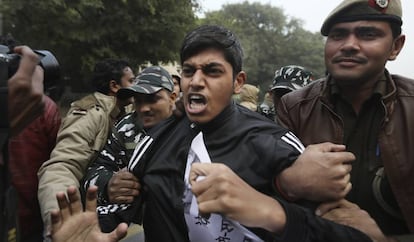 Policías detienen a un estudiante en una protesta en Uttar Pradesh.